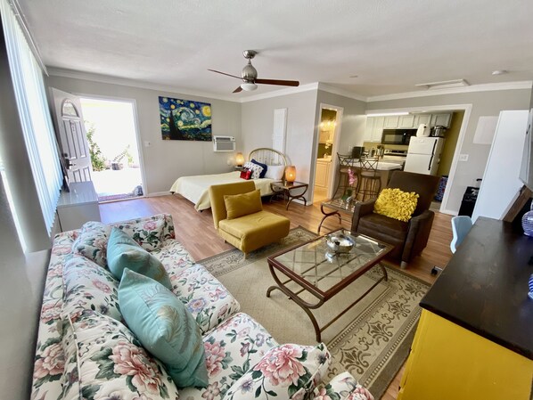 WiFi - Studio with Full Kitchen Private Entrance (Las Vegas)