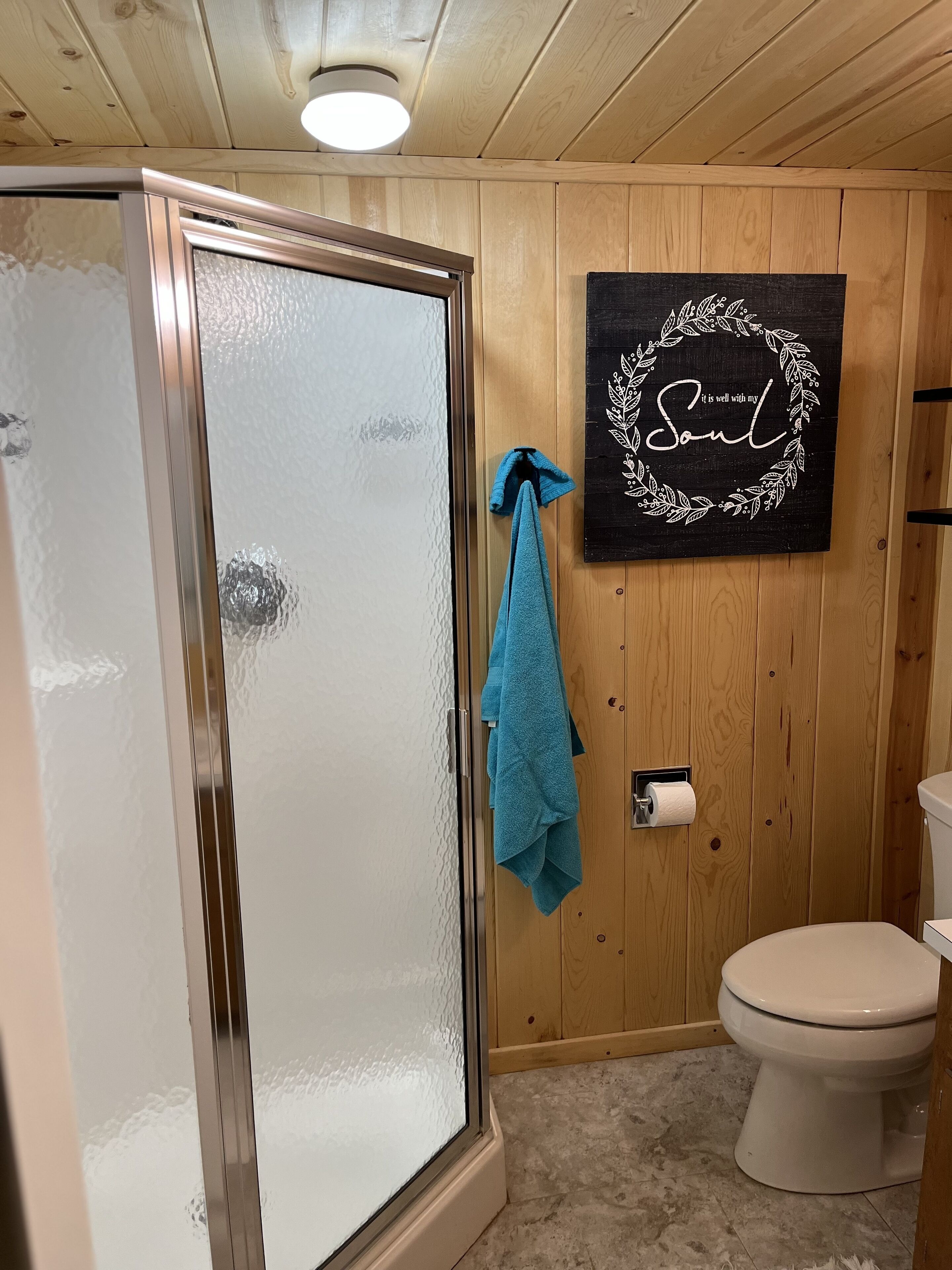 Douche, sèche-cheveux, serviettes fournies, savon