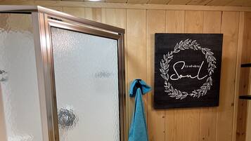 Douche, sĂšche-cheveux, serviettes fournies, savon