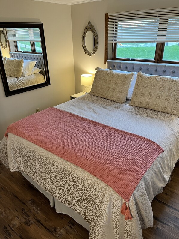 2 chambres, bureau, fer et planche à repasser, lit parapluie