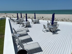 Outdoor dining - Beachfront Venice Condo, Pool on the Beach, Walk to Downtown, Sunset Views (Venice)