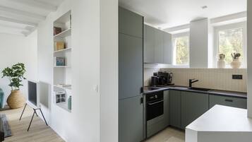 Réfrigérateur, micro-ondes, four, plaque de cuisson