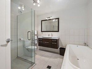 Dusche, umweltfreundliche Kosmetikartikel, Haartrockner, Handtücher