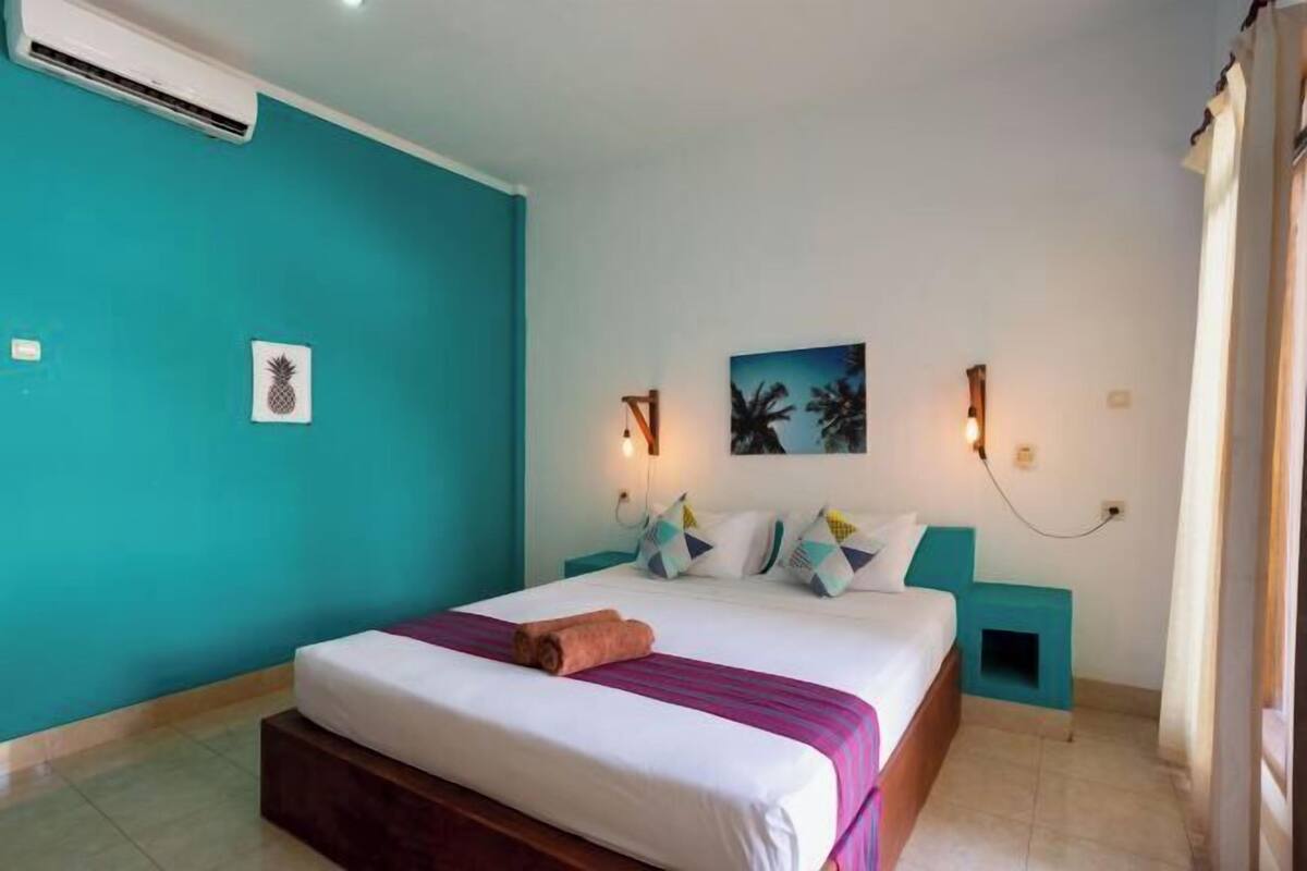 Escritorio, wifi gratis, ropa de cama