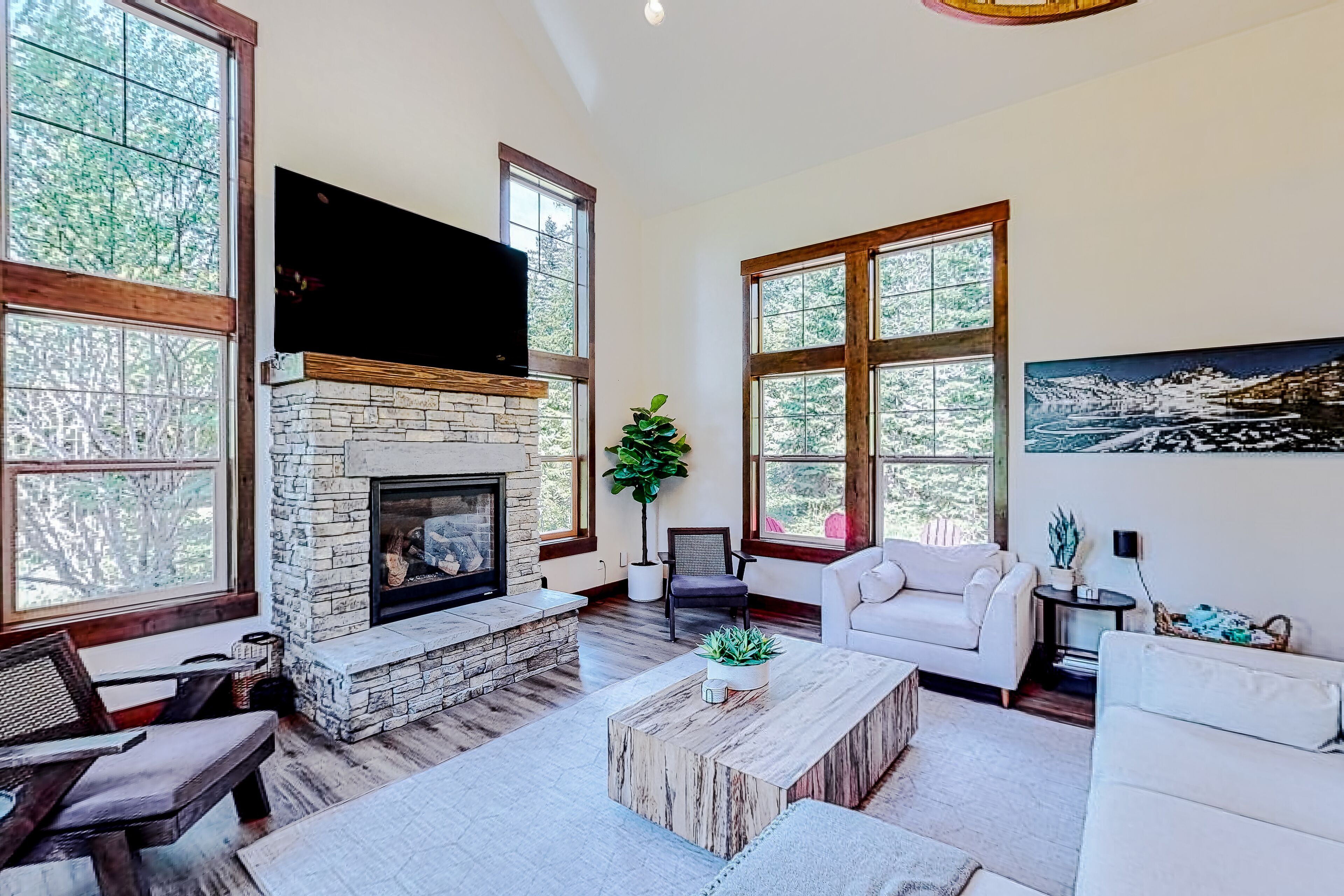 Luxury mountain stay with hot tub, firepit, EV charger & game room -dog-friendly