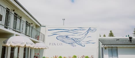 Ein Gebäude mit einem Wandgemälde von einem Wal und dem Schriftzug „PAN CO.“