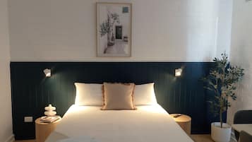 Deluxe Studio, Multiple Beds | Iron/ironing board, free WiFi, bed sheets