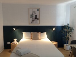 Estudio Deluxe, varias camas | Tabla de planchar con plancha, wifi gratis, ropa de cama