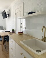 Estudio Deluxe, varias camas | Servicio de comidas en la habitación