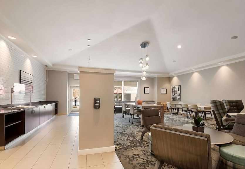Enjoy A Hassle-free And Suiting Stay! 2 Modern Units, Full Kitchen, Pets Allowed - Reno, NV