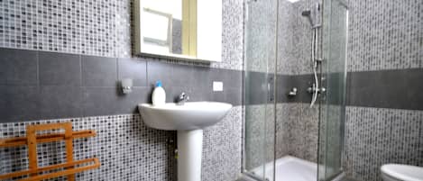 Huis, 1 slaapkamer, roken, uitzicht op stad | Badkamer met douche