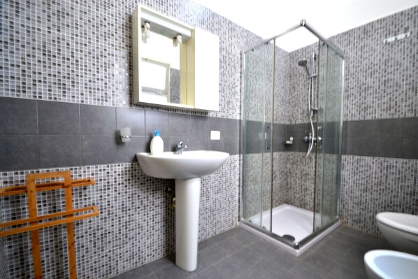House, 1 Bedroom, Smoking, City View | Bathroom shower
