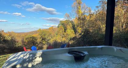 Far View Cabin- Private Mountain Retreat & Hot Tub