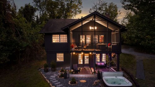 The Far View Retreat | Hot Tub + Scenic Views