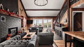 Televisie, een open haard en een kantoor