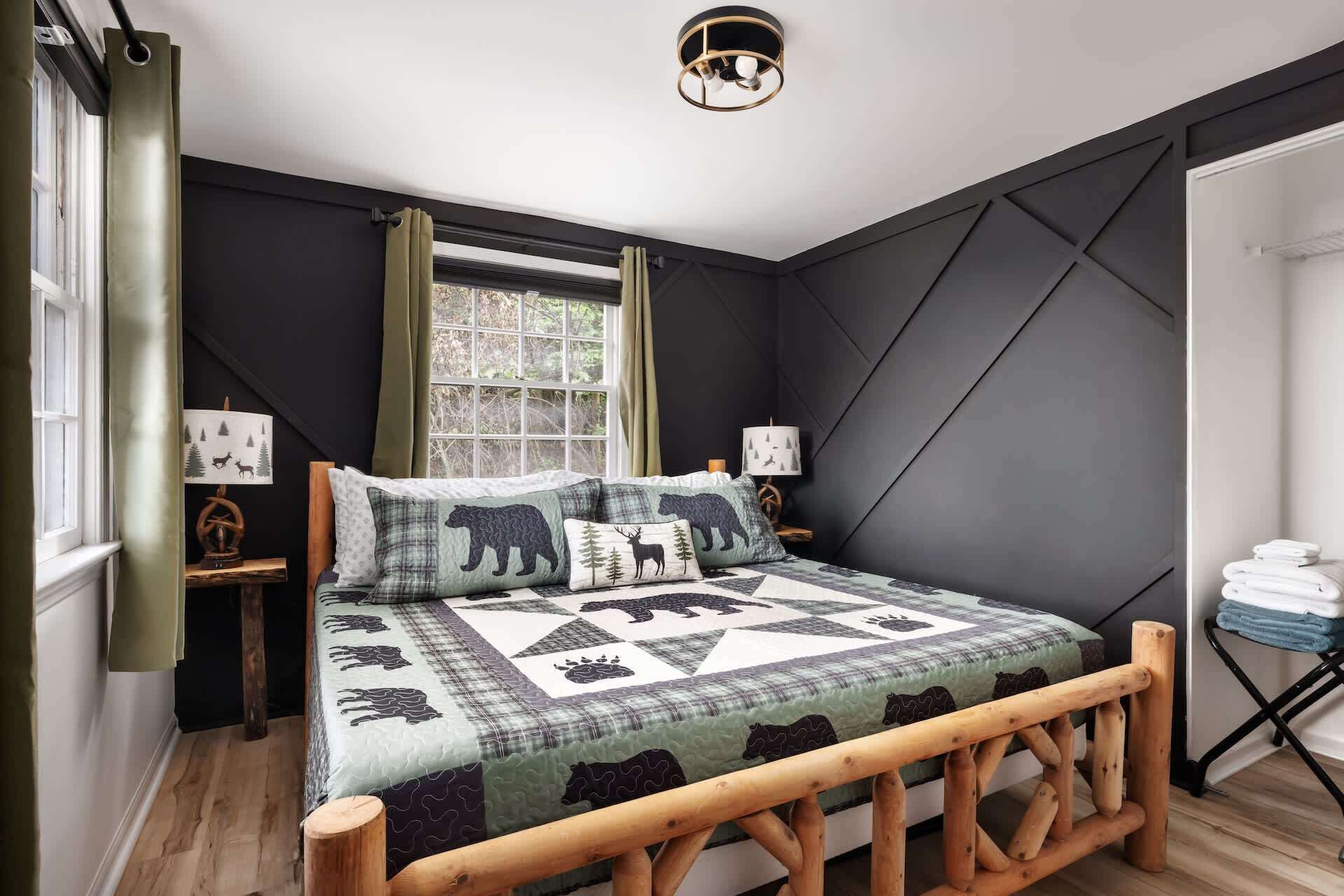 3 quartos, escrivaninha, ferros/tábuas de passar roupa, berço de viagem