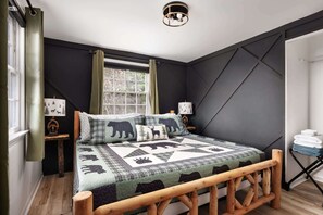 3 quartos, escrivaninha, ferros/tábuas de passar roupa, berço de viagem