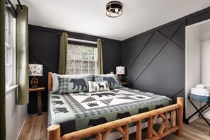 3 habitaciones, escritorio y tabla de planchar con plancha 