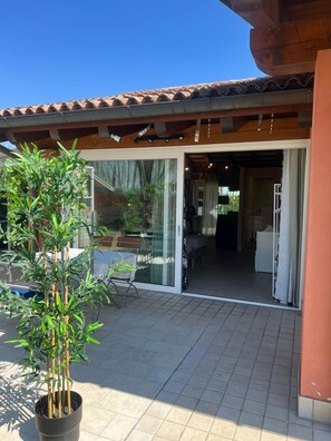 ルーム 1 ベッドルーム パティオ ガーデンビュー | 施設の入り口