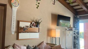 Room, 1 Bedroom, Patio, Garden View | Room amenity