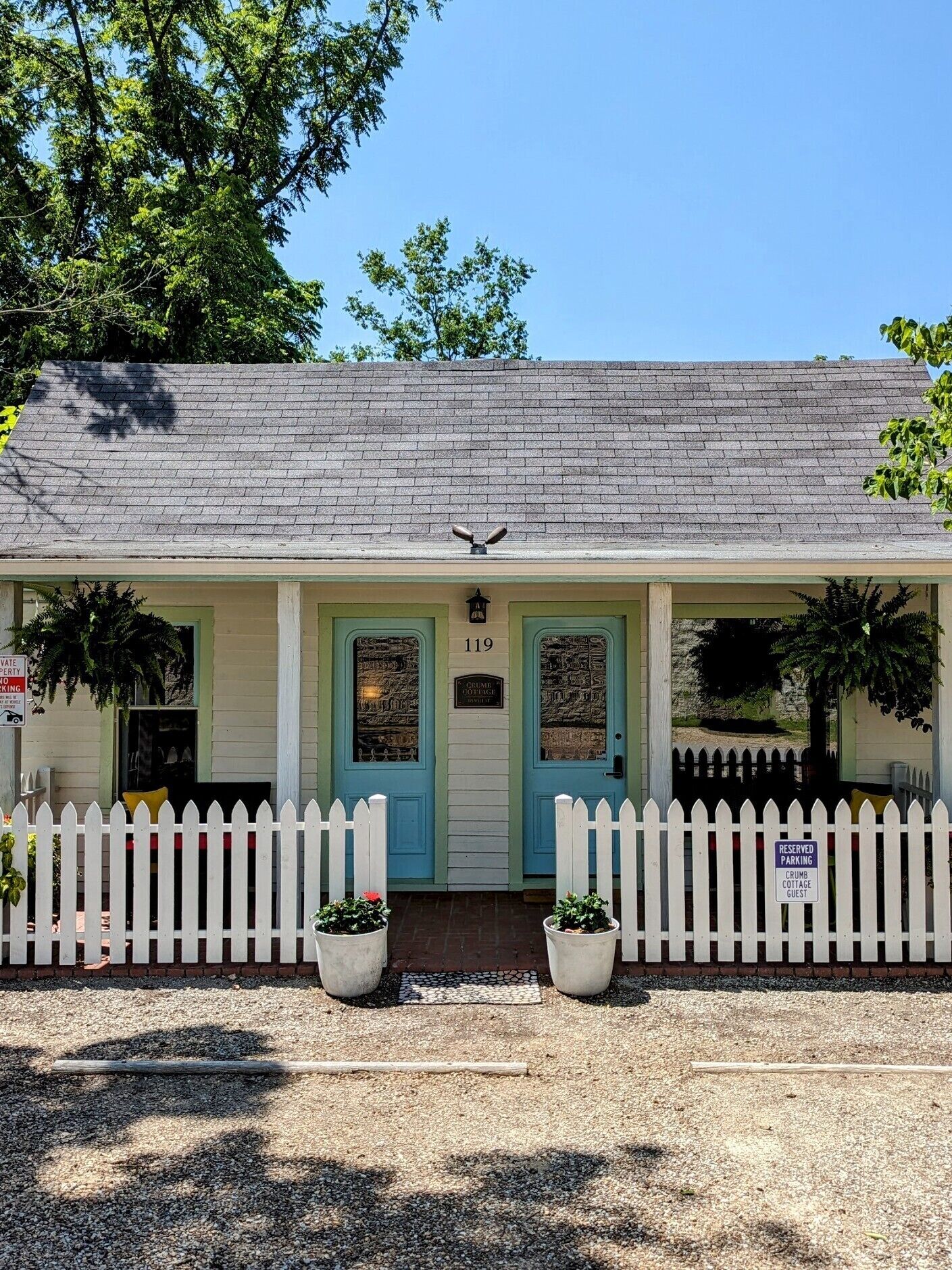 Crumb Cottage - A unique stay; just a short walk to the heart of Eureka Springs.