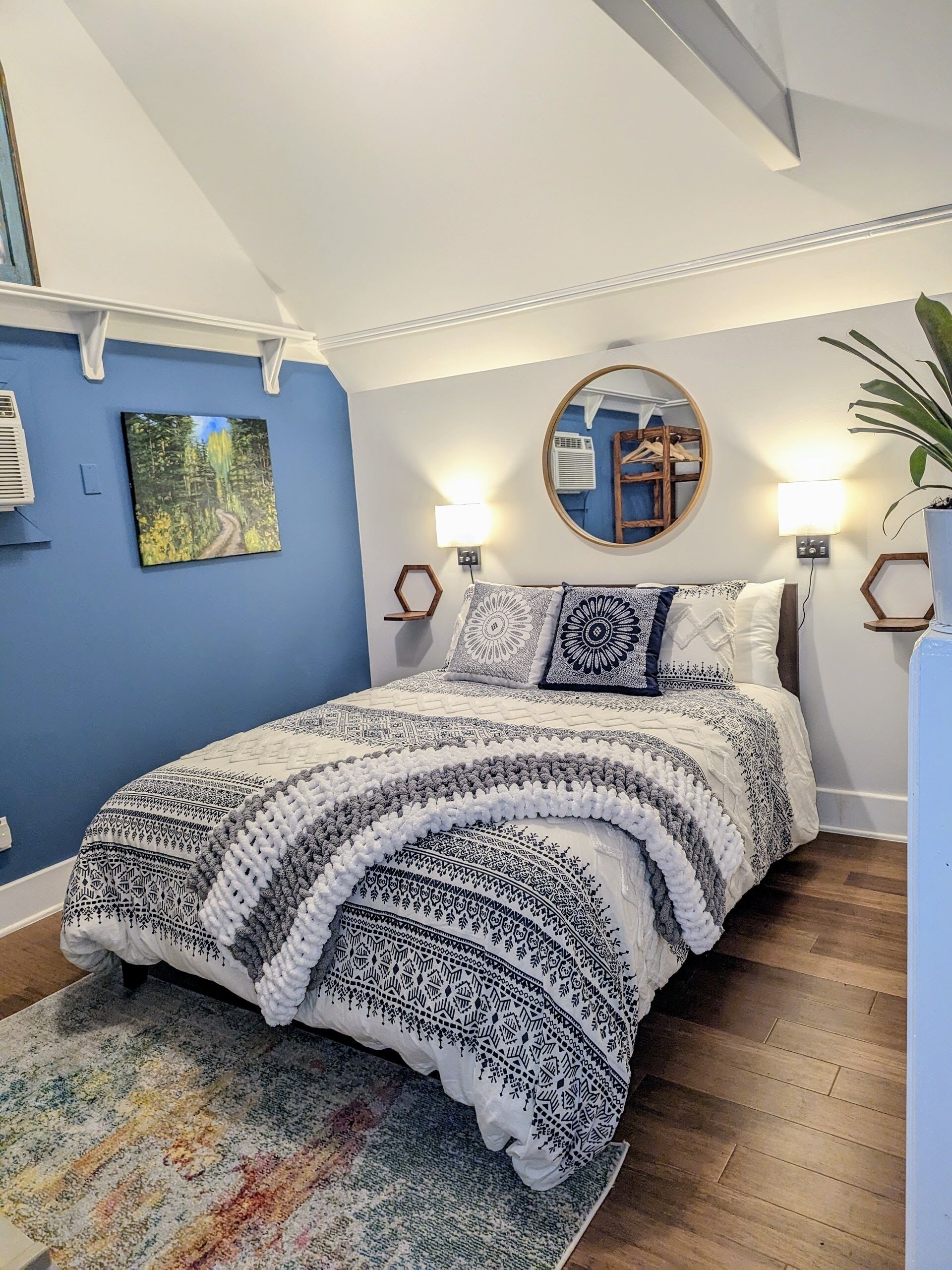 Crumb Cottage - A unique stay; just a short walk to the heart of Eureka Springs.