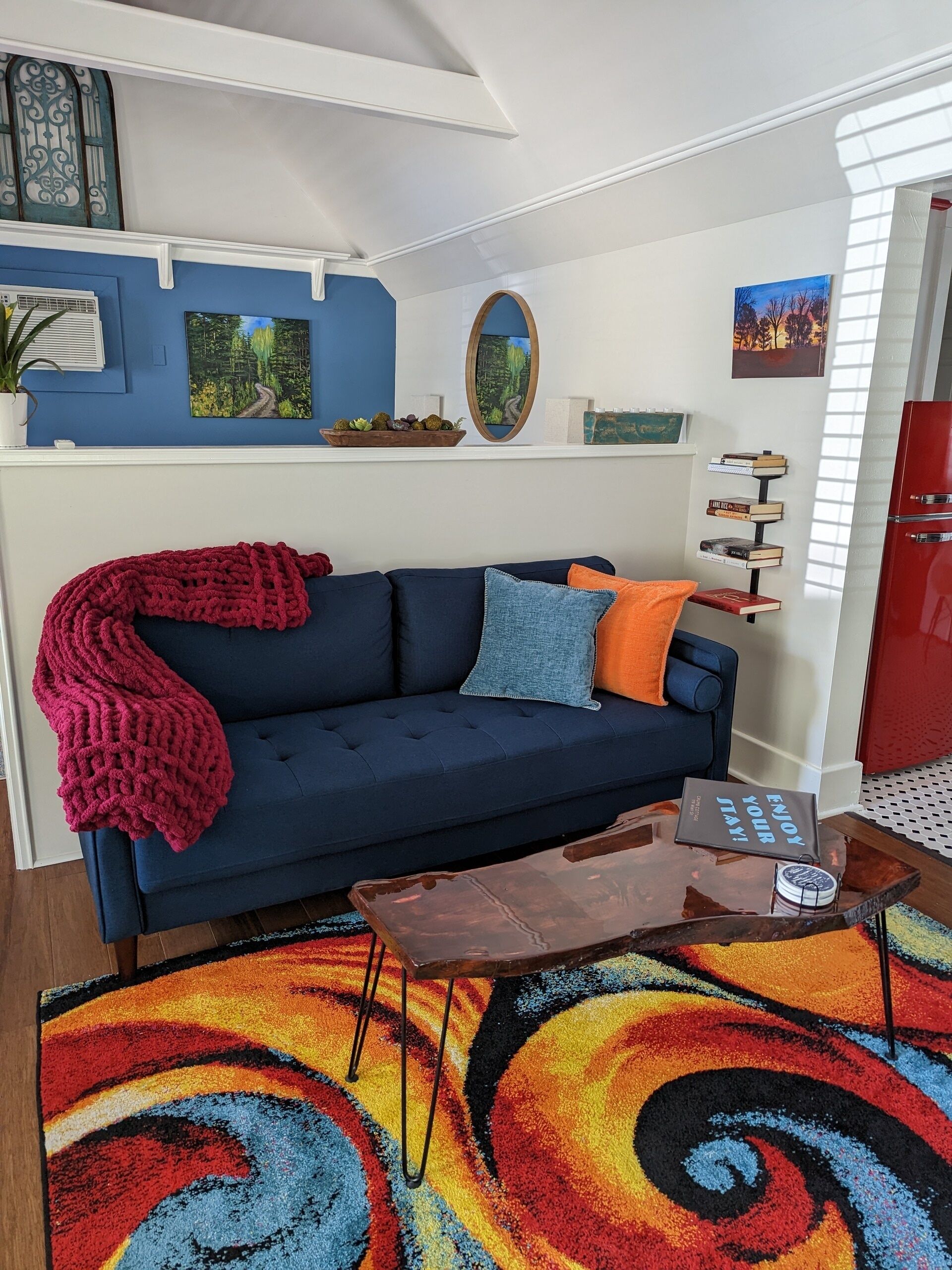 Crumb Cottage - A unique stay; just a short walk to the heart of Eureka Springs.