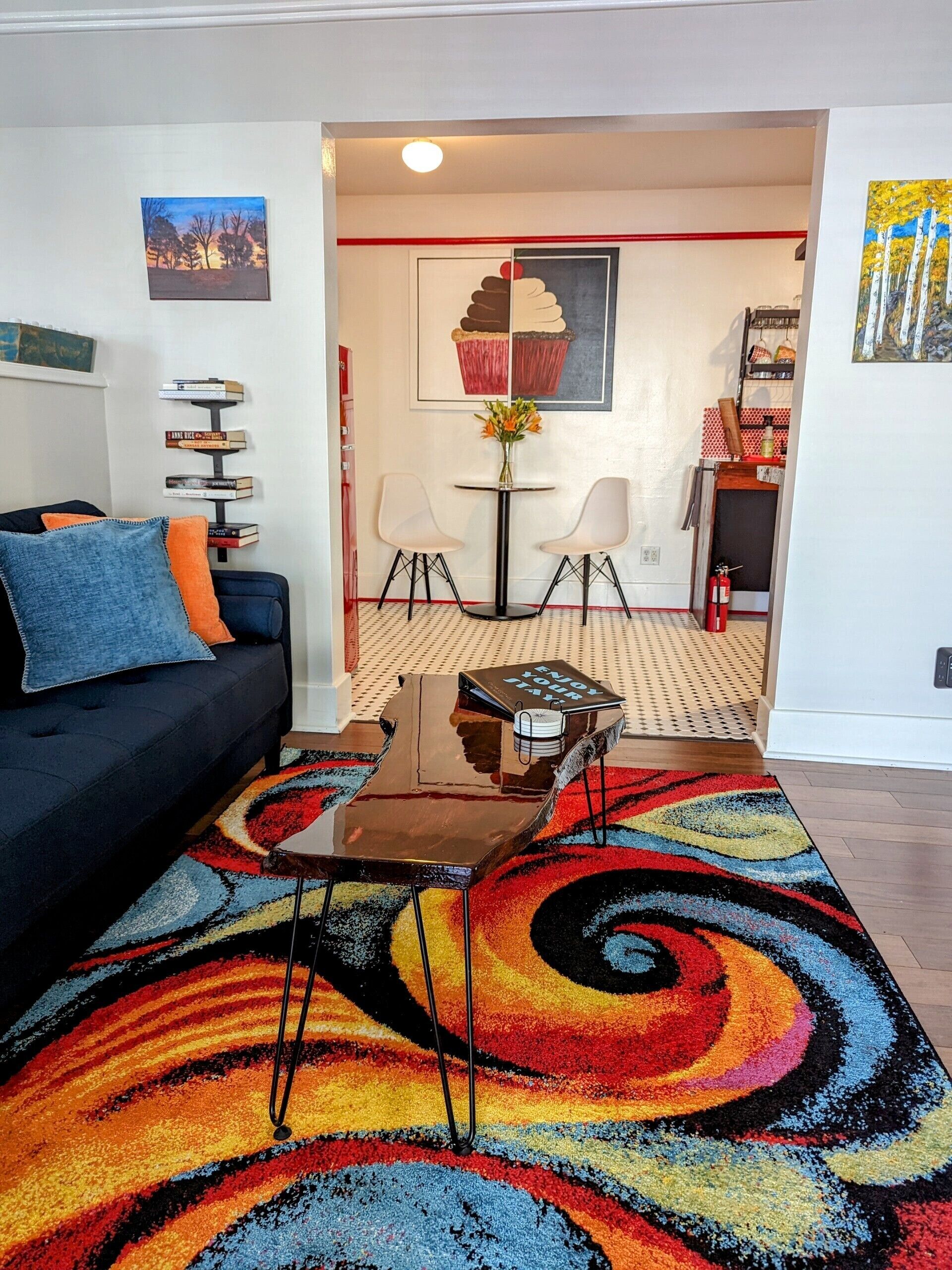 Crumb Cottage - A unique stay; just a short walk to the heart of Eureka Springs.