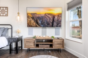 4 makuuhuonetta, silitysrauta/-lauta, vauvan matkasänky, Wi-Fi