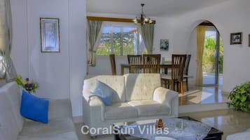 Villa, 3 habitaciones, para fumadores, alberca privada | Sala de estar