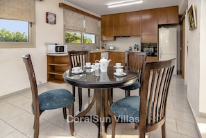 Villa, 3 habitaciones, para fumadores, alberca privada | Restaurantes