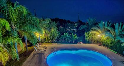 Amazing Pool, Complete Privacy, Amenities and Beach Nearby