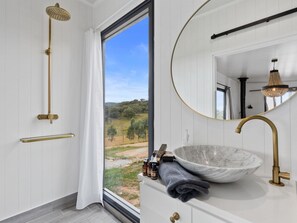 Villa Rose | Baño | Amenidades de baño ecológicas, pantuflas, toallas, jabón 