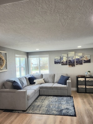 Smart TV - Salmon Bench Home w/ hot tub (Salmon)