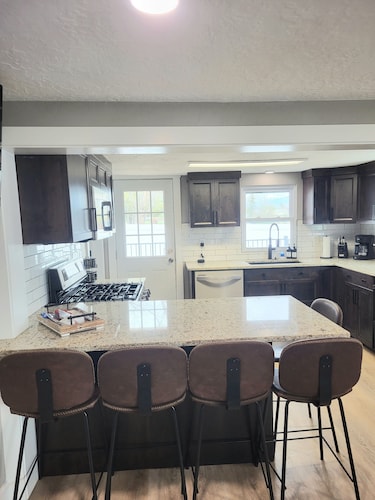 Salmon Bench Home w/ hot tub