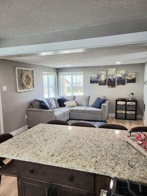 Interior - Salmon Bench Home w/ hot tub (Salmon)