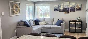Salmon Bench Home w/ hot tub