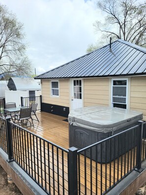 Outdoor dining - Salmon Bench Home w/ hot tub (Salmon)