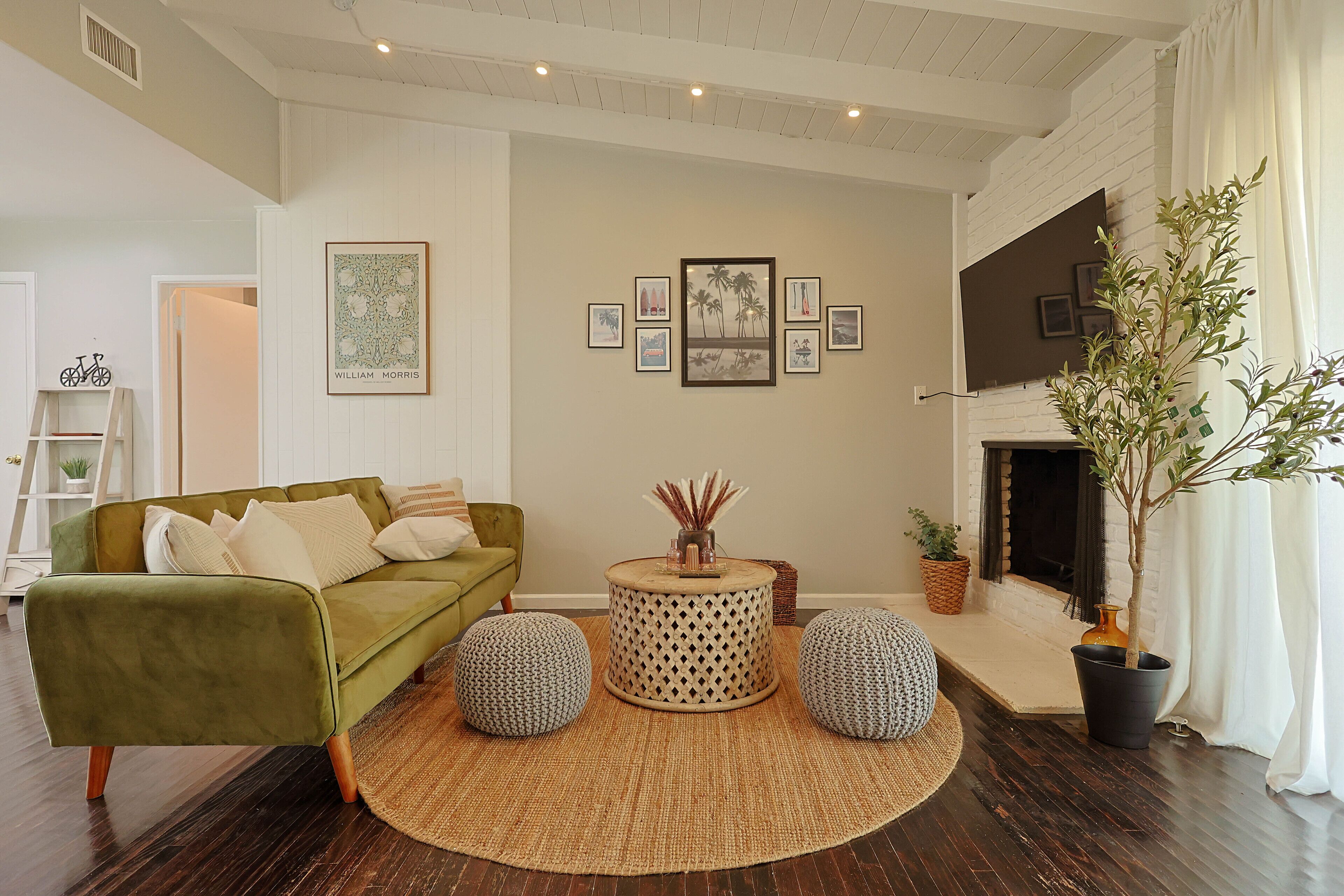 Modern Encino Retreat- Book Now!