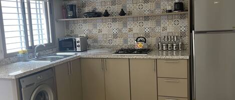 Kjøleskap, mikrobølgeovn, ovn og kokeplater