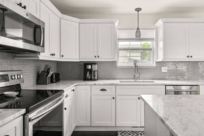 Réfrigérateur, four à micro-ondes, lave-vaisselle, cafetière-théière