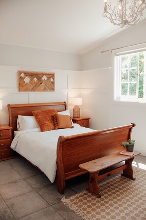 4 bedrooms, iron/ironing board, WiFi, bed sheets