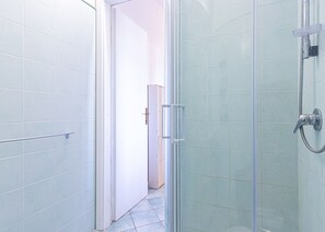 Shower - Gaia in Marina di Campo, with outdoor space, in a quiet area, with air conditioning and private park (Marina di Campo)