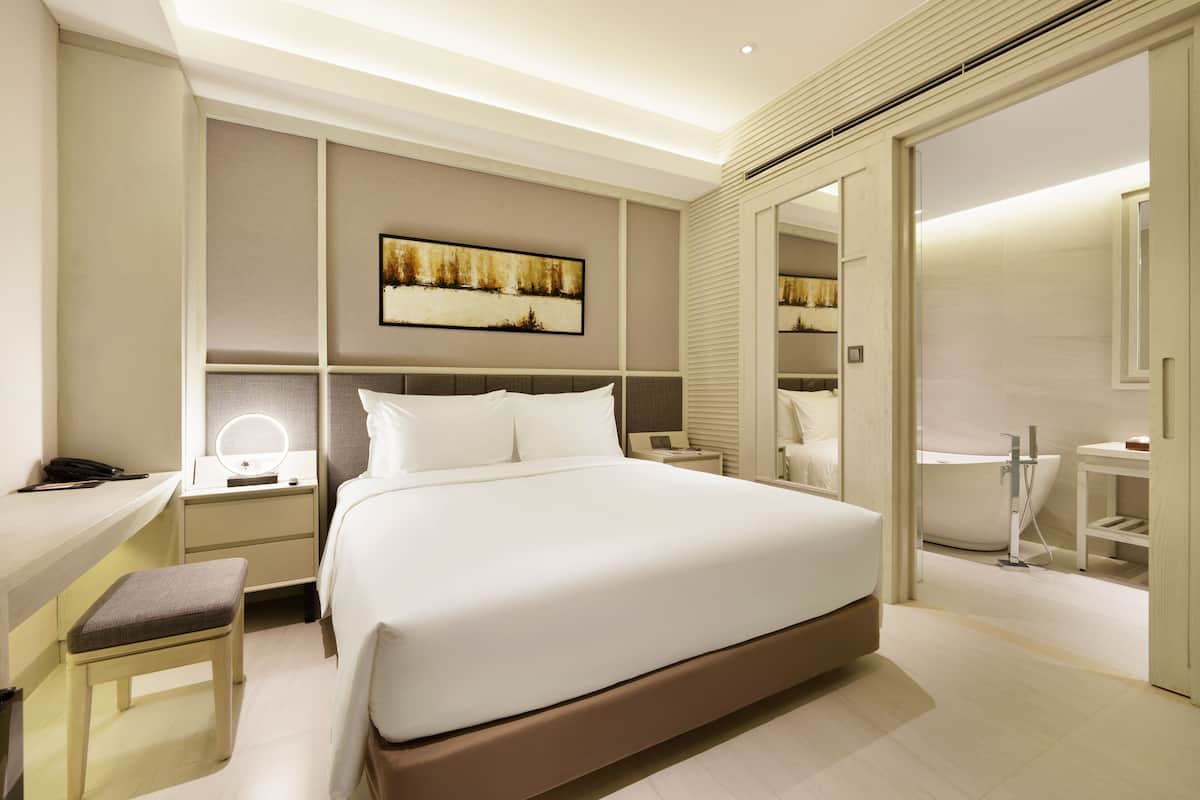 Deluxe Room | 1 bedroom, minibar, in-room safe, free WiFi