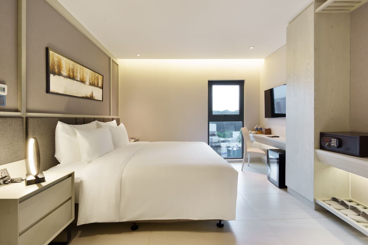 Executive Room | 1 bedroom, minibar, in-room safe, free WiFi