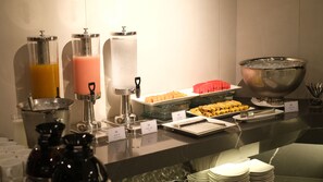 Daily buffet breakfast (VND 520000 per person)