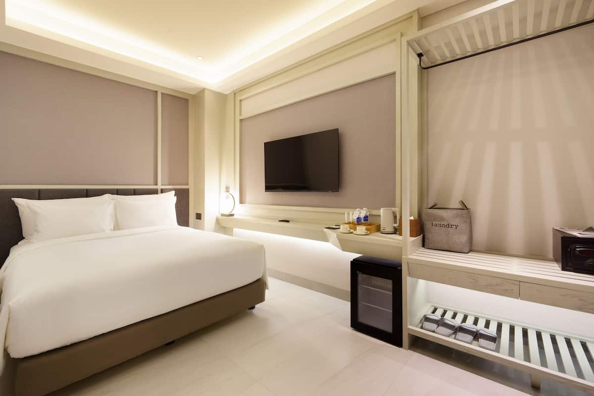 Junior Room | 1 bedroom, minibar, in-room safe, free WiFi