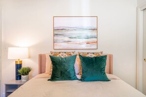 Bureau, fer et planche à repasser, lit de bébé portatif, Wi-Fi