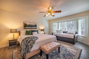 Desk, iron/ironing board, travel crib, WiFi - Manic Mountain Forest Cabin, 3 miles from Bass Lake Marina, and 15 miles from Yosemite South Gate (Oakhurst)