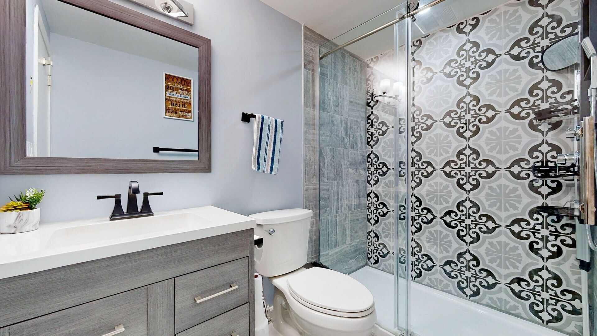 Spacious Lakefront Cottage !